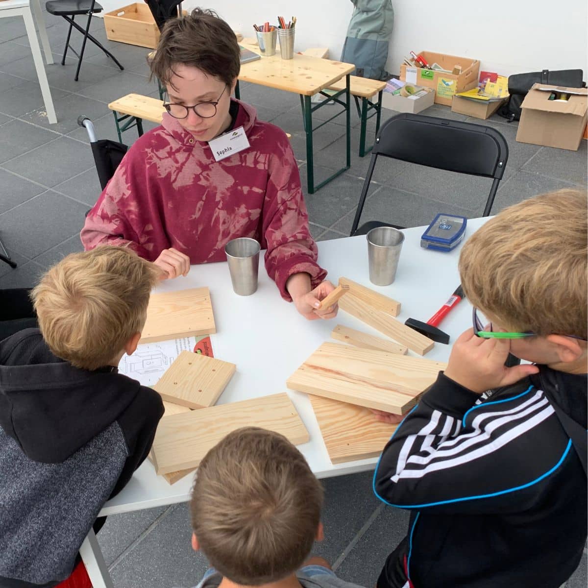 Kinderwerkstatt mit Holzprojekten drinnen
