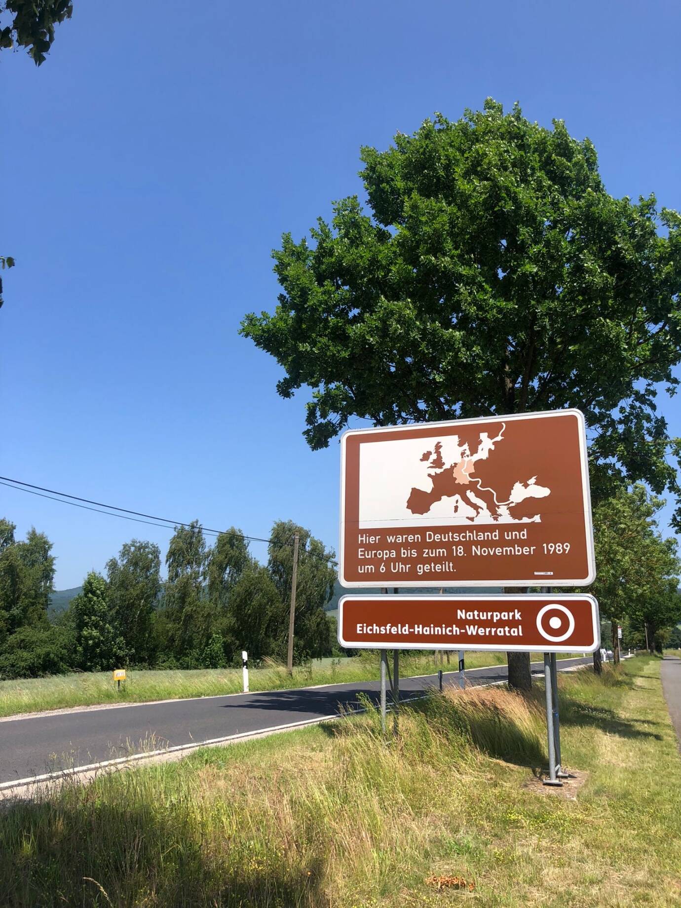 Historisches Schild an Landstraße im Eichsfeld.