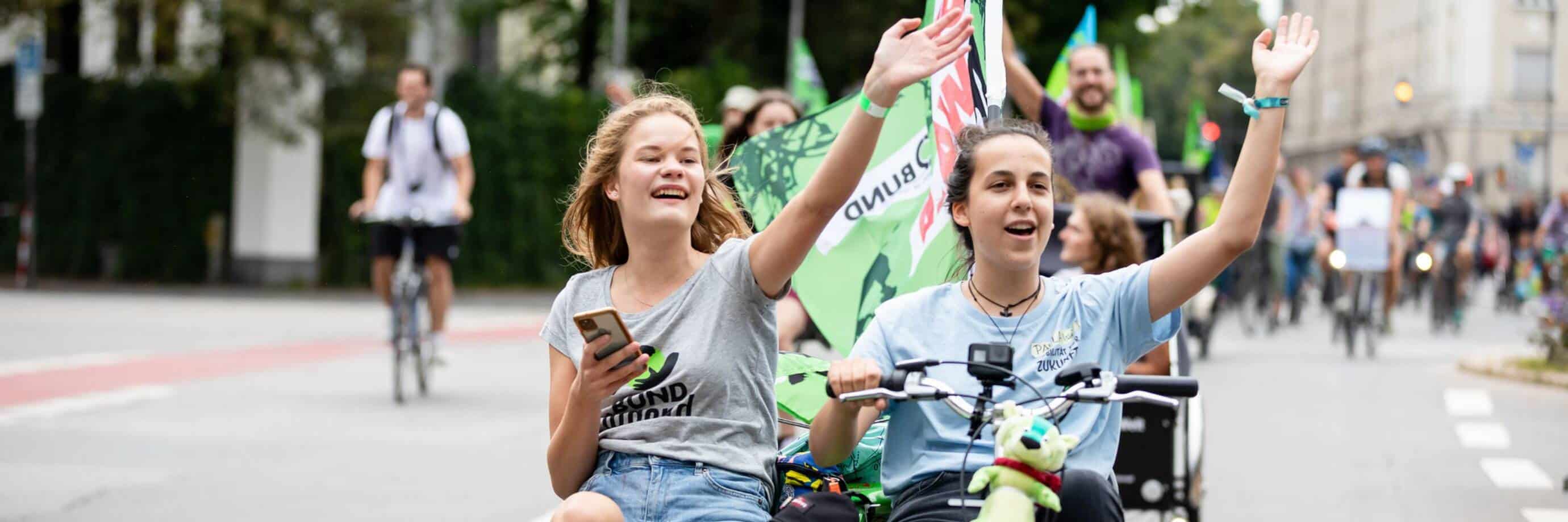 Zwei BUNDjugend Aktive bei einem unserer Klimastreiks.