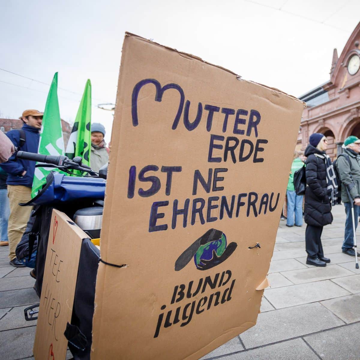 Umweltprotest mit kreativem Plakat in der Stadt