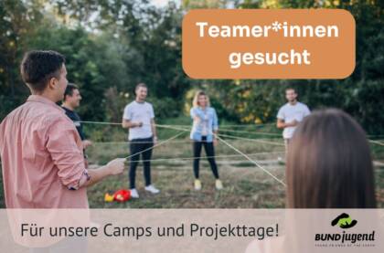 Gruppe spielt draußen mit Seilen, Team gesucht.