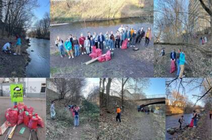 Freiwillige reinigen den Fluss und sammeln Müll.