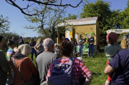 Menschen versammeln sich bei sonnigem Wetter im Freien.