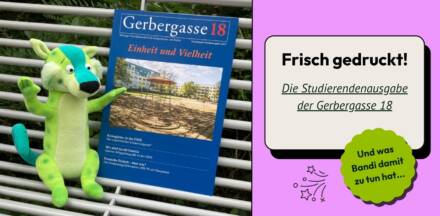 Plüschfigur mit Magazin auf Parkbank