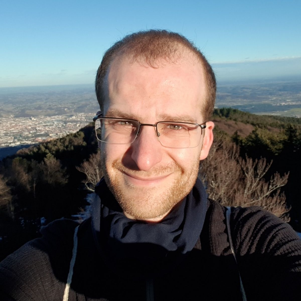 Person vor Berglandschaft mit Sonnenlicht