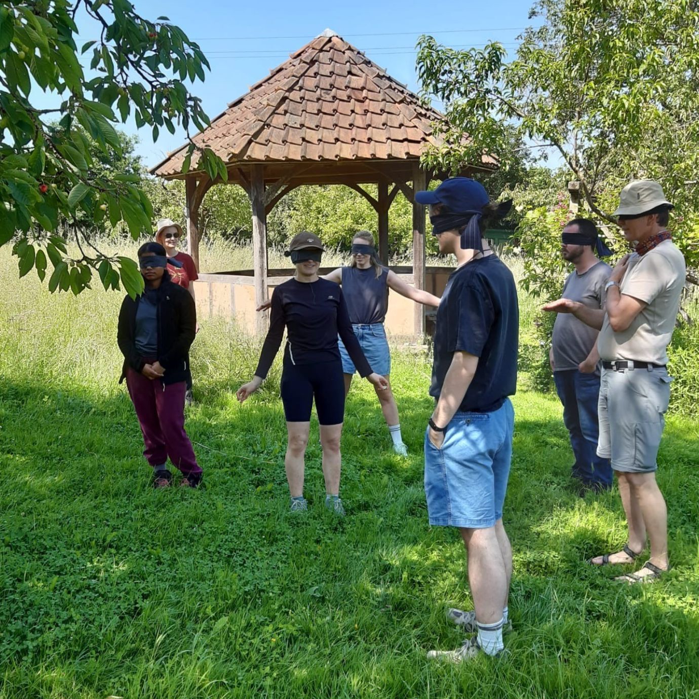 BUNDjugendPersonen mit Augenbinden im Garten bei Pavillon